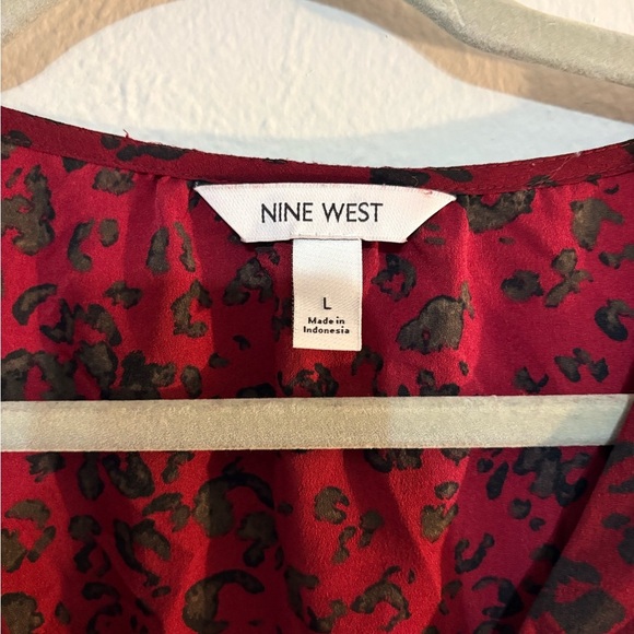 Nine West Women’s Cinched Waist V-Neck Blouse in Deep Red Cheetah Size Medium - Picture 3 of 9